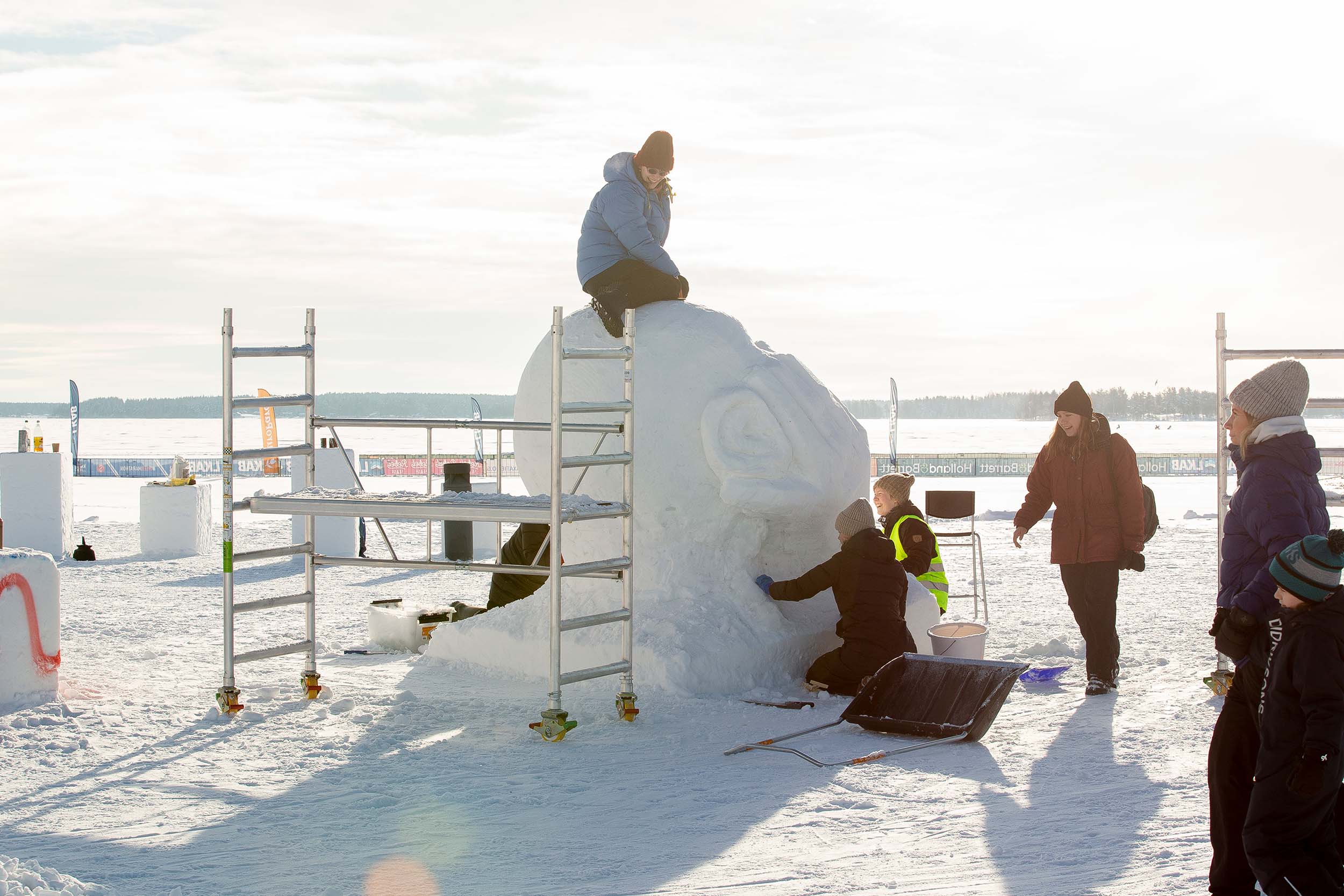 Snöskulpturer av Sunderby Folkhögskola