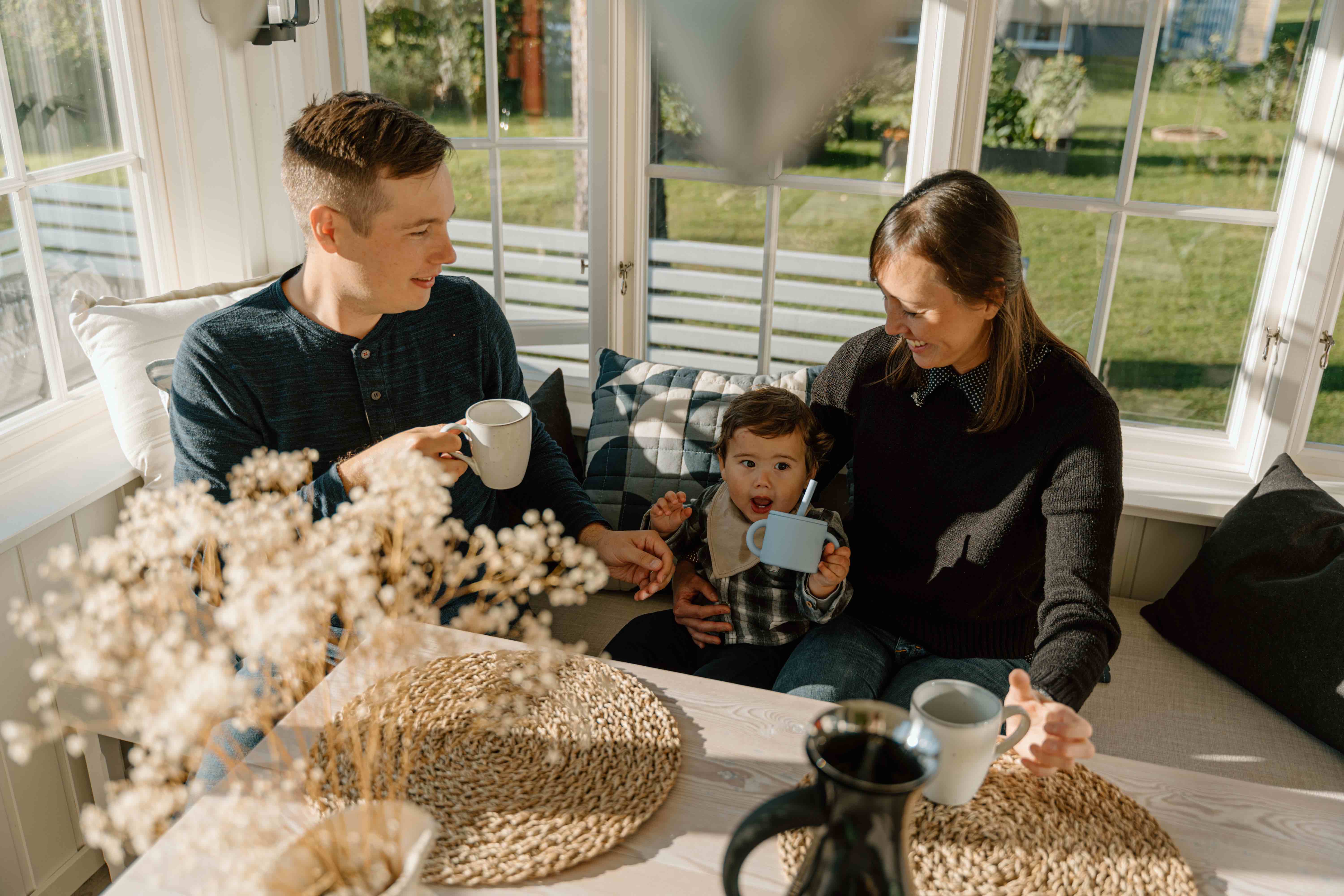 Familjen samlade kring bordet på verandan