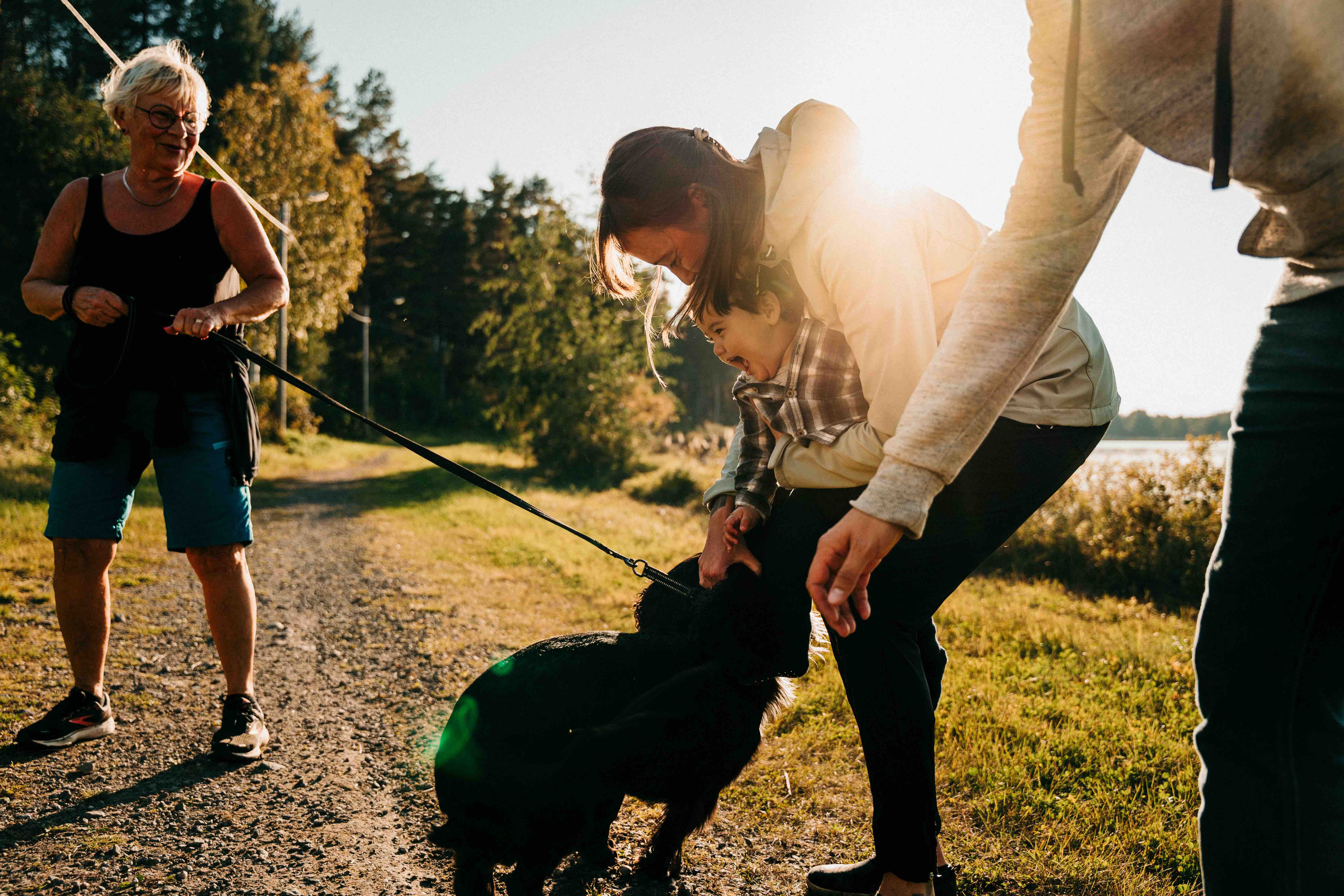 Gabriella och Daniel vid Råneåträsket som möter en hund