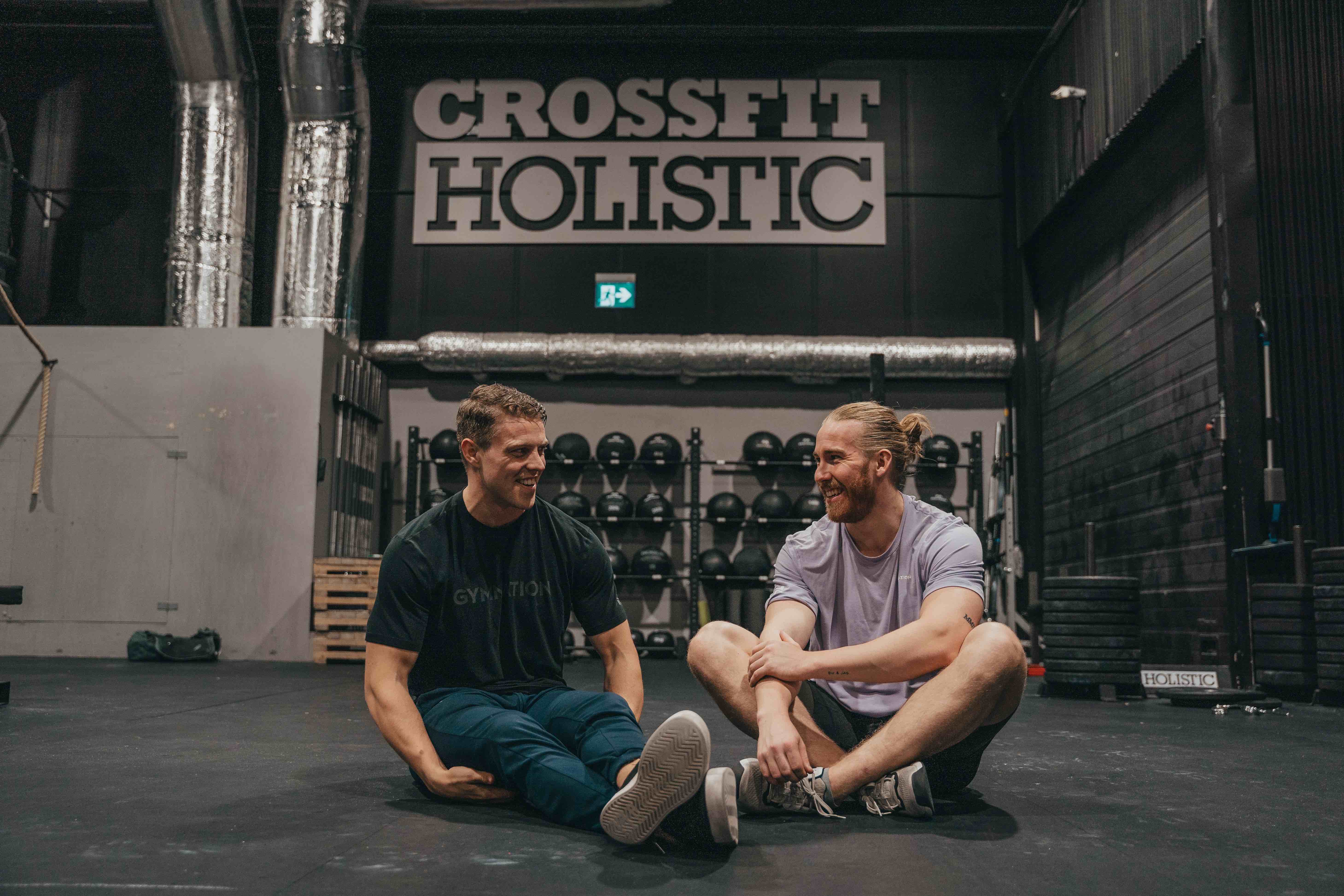 Lucas och Marcus sittandes på golvet på gymmet