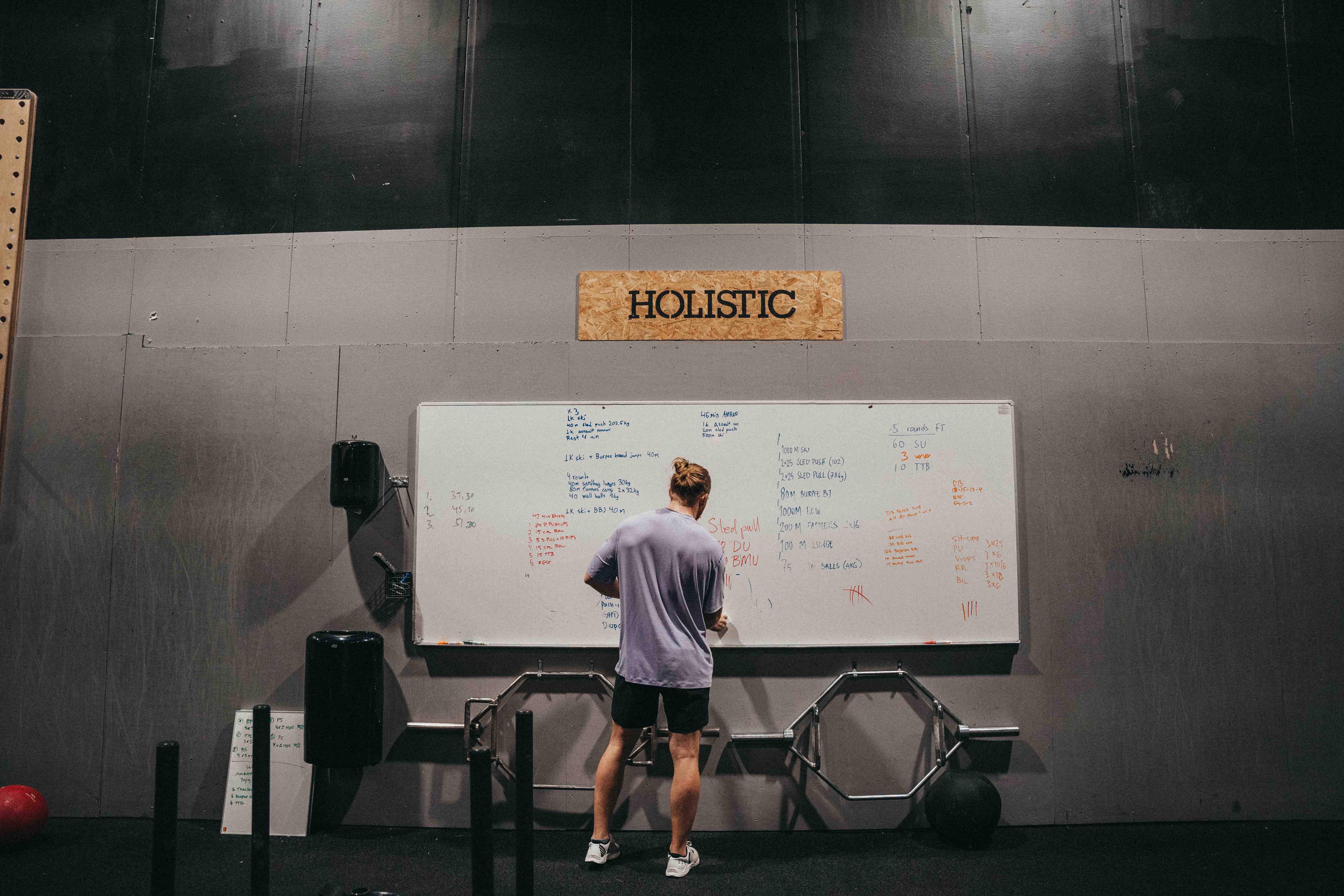 Lucas som skriver på whiteboarden bakifrån