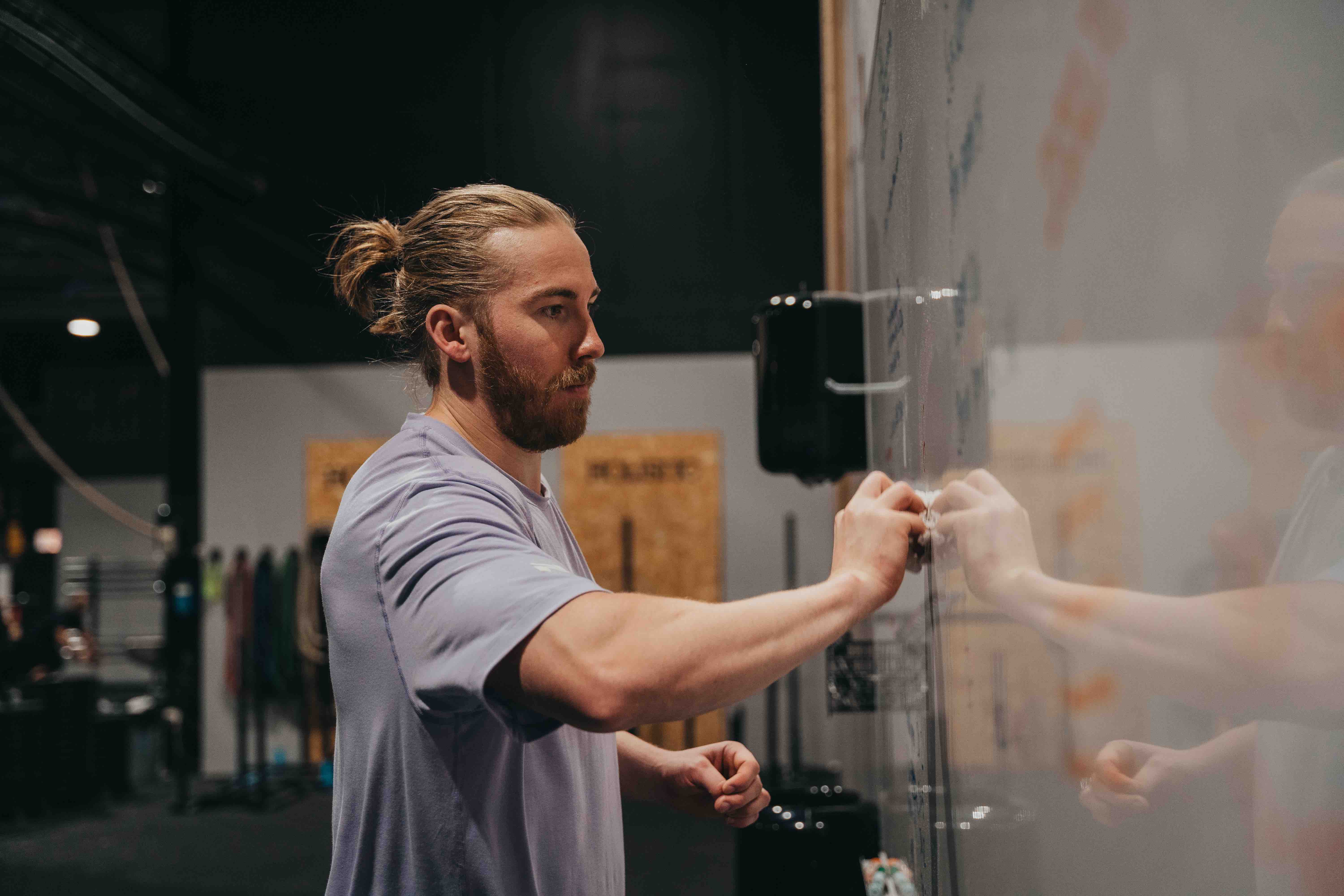 Lucas suddar bort på whiteboarden