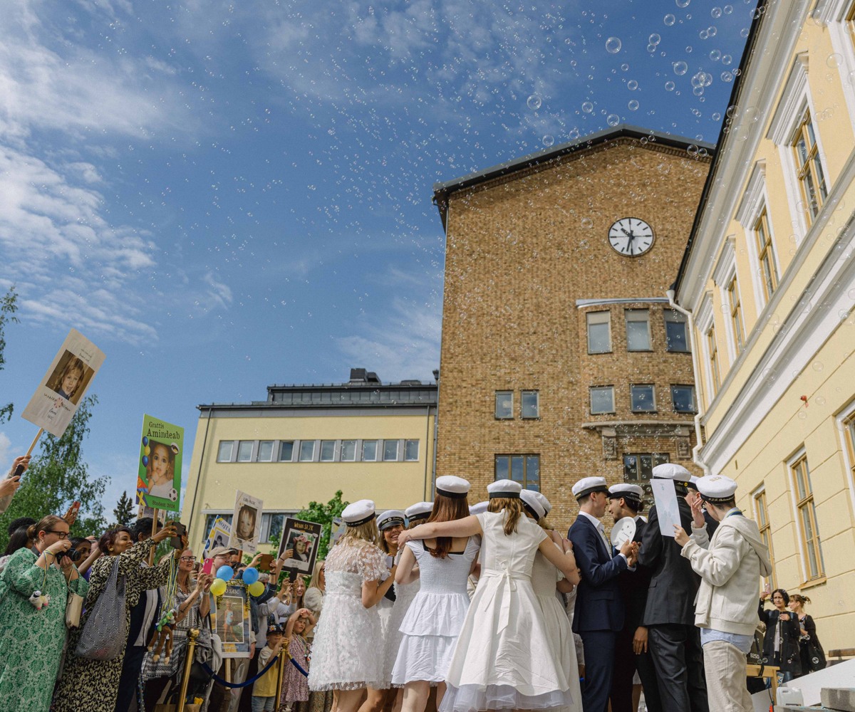 Studenter utanför skola