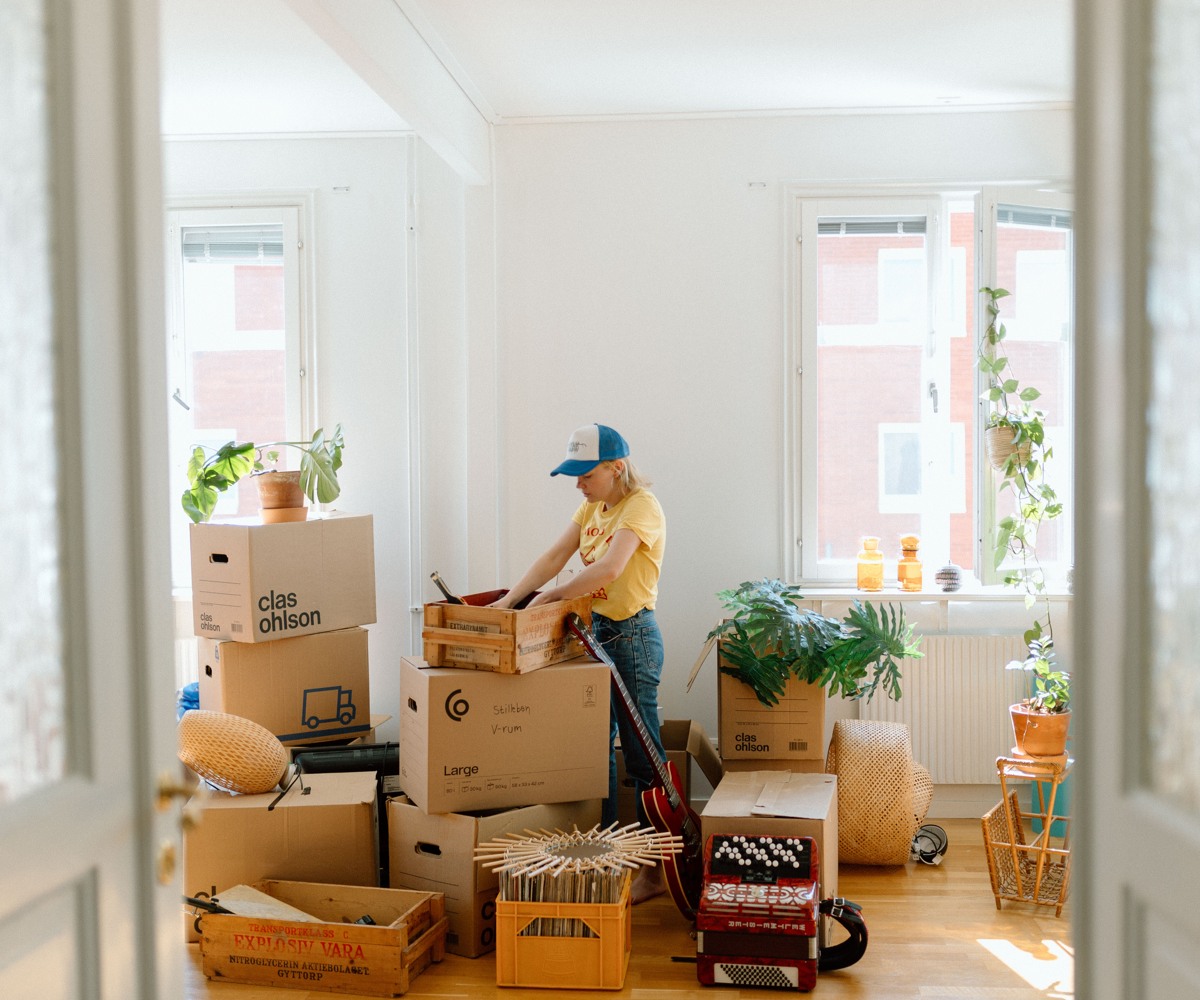Person picking up things from moving box